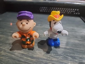 De colección Años 90 Plástico 2-1/2" Granjero Charlie Brown y Snoopy PVC Cacahuetes - Imagen 1 de 6