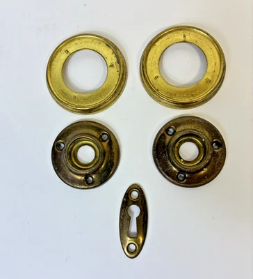 Perilla de puerta de latón vintage y escudo de cerradura | Herrajes para puertas Foto 1 de 4