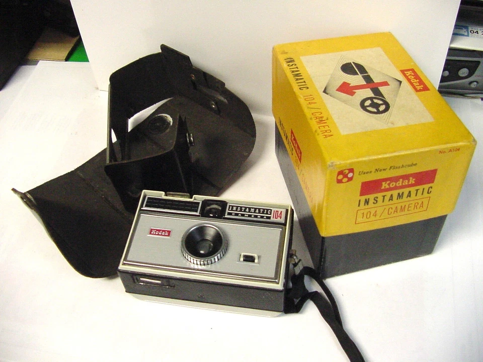 CAMERA KODAK INSTAMATIC 104 DANS SA BOITE 13 x 9 x 7 hauteur - Photo 1/4
