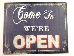 Insegna Come In We'Re Open We Are Vintage Dettaglio Decorazione Metallo Nuova #65871-2 - Foto 1 di 1