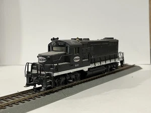 HO Scale Mantua GP20 Diesel, New York Central NYC #6111. Runs, Wheels Slip - Picture 1 of 10