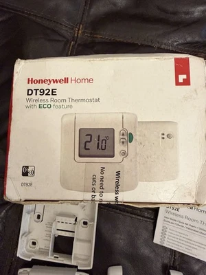 Honeywell DT92E ECO Wireless Room Thermostat system pack NEW  - Image 1 of 4