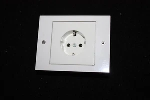 Gira TX 44 / IP 44 1-fach Rahmen mit Steckdose in reinweiß - Bild 1 von 1