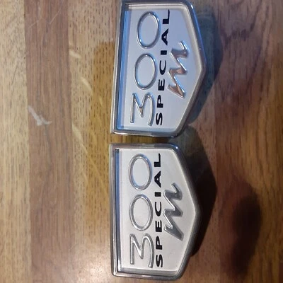 EMBLEMAS GUARDABARROS ESPECIALES MOPAR CHRYSLER 300 M  Foto 1 de 2