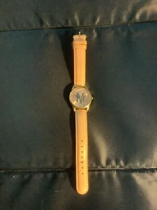 NEU, ALTER LAGER NEW YORK YANKEES SPIELZEIT ROSA UHR MIT ROSA LEDERBAND, SCHÖN - Bild 1 von 4