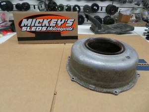 OEM SUZUKI KING QUAD 4X4 BRAKE DRUM COVER RIGHT REAR - Imagen 1 de 12