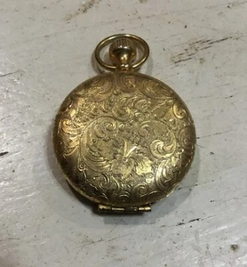 Vintage Estee Lauder Gold Tone Scroll Pocket Watch Style Powder Makeup Compact - Bild 1 von 8