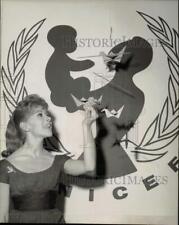 1963 Press Photo Shari Lewis with her mobile "Hai Kai" for UNICEF benefit