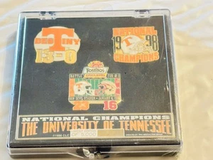 TENNESSEE VOLONTARI 1998 EDIZIONE LIMITATA SET 3 PEZZI SPILLE # 47 DI 5.000 NUOVE CON SCATOLA!! - Foto 1 di 2