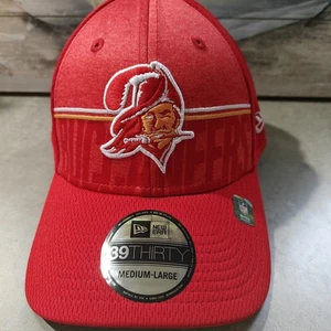 New Era NFL Tampa Bay Buccaneers Campamento de Entrenamiento Retro 39THIRTY Gorra Flexible M/L - Imagen 1 de 7