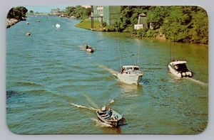 Manistee Michigan, Bootsfahrer auf dem Kanal, Vintage Postkarte P27 - Bild 1 von 2