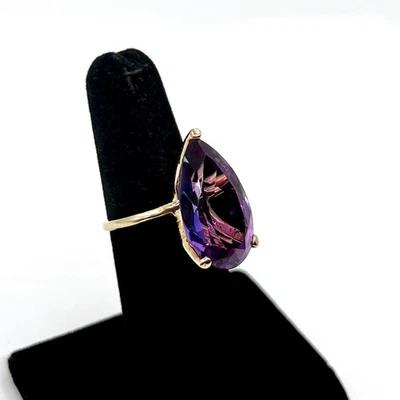 Anillo minimalista grande de oro amarillo de 13k imitación amatista lágrima/pera talla 5 (I-43258) Foto 1 de 4