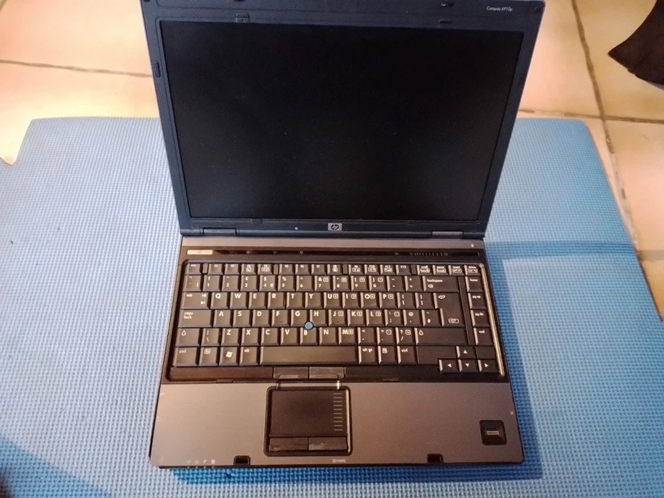 Ordinateur portable vintage HP Compaq 6910p, pour pièces ou à réparer - Photo 1/4