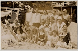 Postal vintage años 20 - Foto de playa de grupo - Trajes de baño a rayas, Alemania (2) - Imagen 1 de 2