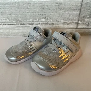 Nike Star Runner Kleinkind Turnschuhe Gr. 5 platinweiß/silber Turnschuhe - Bild 1 von 7