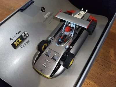 SCX 60910 Sigma Grand Prix Monoposto F1 Edición Limitada. Coche Ranura 1/32 ¡NUEVO CON ESTUCHE! Foto 1 de 4