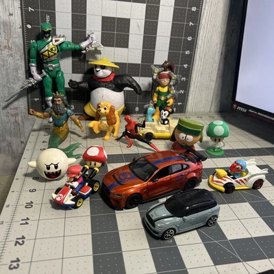 LOTE DE 1 LB de figuras de acción de juguetes pequeños, Disney, Mario y más Foto 1 de 4