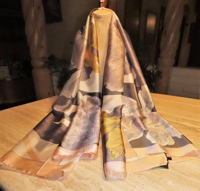 Envoltório de cachecol floral oblongo Hilldi. SEDA; 70x35; cinza, rosa, branco, ouro; Novo com etiquetas - Imagem 1 de 4