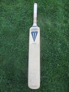 DUNCAN FEARNLEY SUPREME Cricket Bat 33" Lg Harrrow - weighs 1.2kg County Signed - Picture 1 of 24