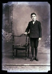 LATE 1800s EARLY 1900s GLASS NEGATIVE, YOUNG MAN BESIDE CHAIR - Picture 1 of 2