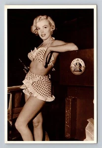 Marilyn Monroe con traje de baño de 2 piezas en la película de 1951 nido de amor postal - Imagen 1 de 2