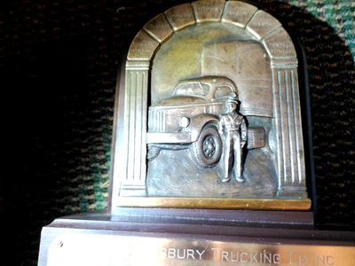 Big 1952 Maine Safe Driving Trophy ganado por St. Johnsbury Trucking Co. Foto 1 de 4