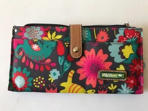 LILY BLOOM GRAU/MEHRFARBIG KATZEN/BLUMEN IM VERSPIELTEN GARTEN DRUCKKNOPF REISE GELDBÖRSE NEU MIT ETIKETT - Bild 1 von 11