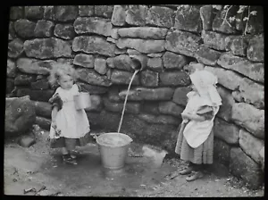 GBB Magic Lantern Slide KINDER IN DER NÄHE VON WASSERPFEIFE & EIMER UM 1890 VIKTORIANISCHES FOTO - Bild 1 von 2