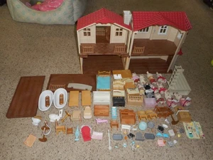 Calico Critters rotes Dach 2-stöckiges Landhaus mit Zubehör und Familien Posten - Bild 1 von 9