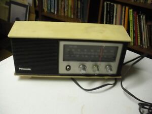 Panasonic Tischplatte Vintage AM/FM Radio beige/schwarz Modell # RE-6283 um 1972