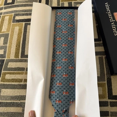 VINEYARD VINES MADE IN U.S.A. AZUL/ROJO/BLANCO SUPER BOWL MOTIVO LVI CORBATA - NUEVA CON ETIQUETAS. Foto 1 de 4