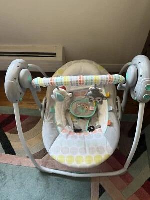 Columpio portátil salvaje caprichoso Bright Starts Foto 1 de 4