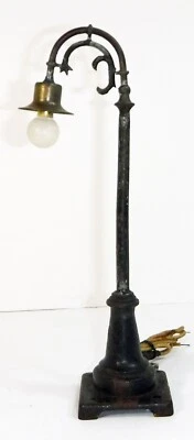 Lionel 59 Prewar Metal Standard Gauge Lamp Post, Lighted - Image 1 of 4