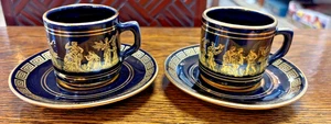 Par de tazas y platillos de café espresso vintage Neofitou de patrón griego azul y dorado - Imagen 1 de 11