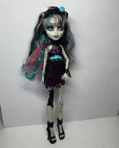 Monster High Rochelle Goyle Zombie Shake Doll Outfit & Shoes BROKEN/TAPED LEG - Bild 1 von 16