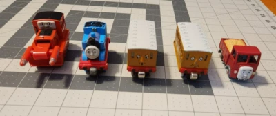 Lote de 5 trenes fundidos a presión Thomas the Tank Engine: Thomas, Annie, Clarabel, + Foto 1 de 4