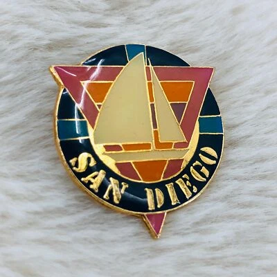 Vtg Retro San Diego California Souvenir Enamel Lapel Pin w/ Sailboat — 第 1/2 张图片