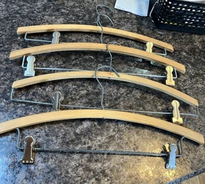 Lote antiguo perchas de madera vintage con pantalones o falda - Imagen 1 de 3