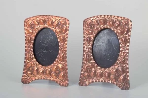 Two decorative picture frames in embossed copper with floral motifs. - Picture 1 of 4
