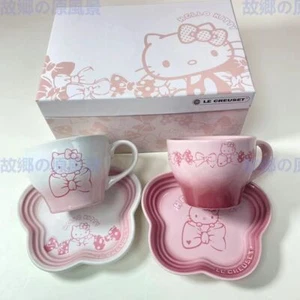 Le Creuset Hello Kitty Edición Limitada Maison de Paris Rosa Taza Plato, Juego de 2 - Imagen 1 de 3