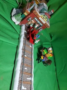 Department 56 North Pole "Loading The Sleigh" Weihnachtsdorf 52732  - Bild 1 von 11