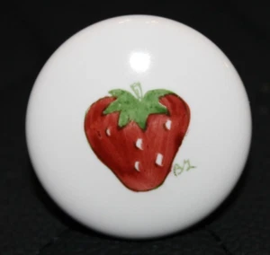 Menge 6 Vintage Porzellan bemalt 1,5" rund bemalt Schrank Knöpfe "ERDBEERE" NOS - Bild 1 von 7