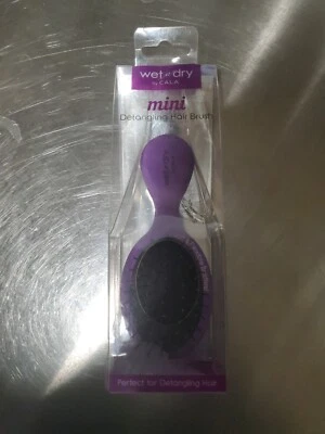 Cepillo desenredante ovalado Cala Wet N Dry púrpura cerdas suaves flexibles MINI Foto 1 de 4