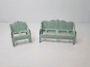(Lotto di 2) Set casa delle bambole vintage Tootsie Toys divano verde e sedia a dondolo - Foto 1 di 8