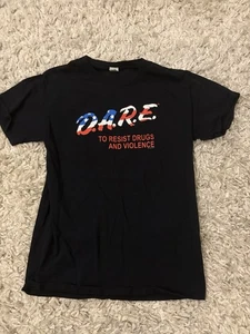 DARE Program Grafik T-Shirt schwarz Fruit of the Loom Gr. S 100% Baumwolle USA Flagge - Bild 1 von 5
