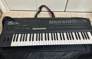 YAMAHA DX7II-D DIGITAL PROGRAMMABLE ALGORITHM SYNTHESIZER 61-Key FM 2-Channel - Bild 1 von 6