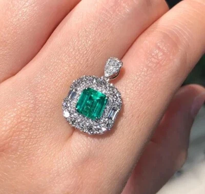 Colgante de esmeralda verde simulado corte esmeralda con cadena enchapado en oro blanco de 14k Foto 1 de 4