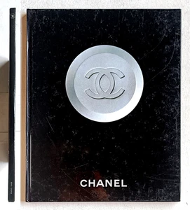 Chanel Boutique Herbst-Winter 1998 - 1999. Foto Karl Lagerfeld - Bild 1 von 3