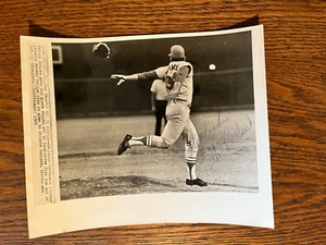 Nelson Briles: MLB pitcher, 1969 AP Wire 8X10 b/w photo with autograph - Picture 1 of 4