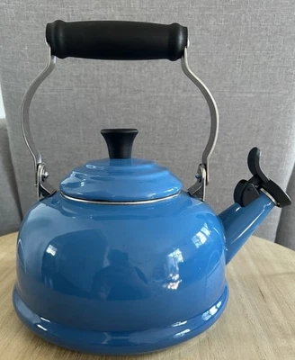 Tetera Le Creuset Q3101-59 esmaltada en acero silbante 1,7 qt. Azul Marsella Foto 1 de 4